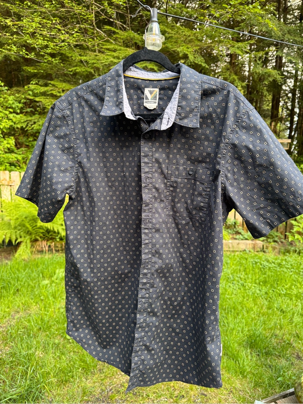 Men's Black Short-Sleeve Button-Down Shirt with Subtle Geo Print